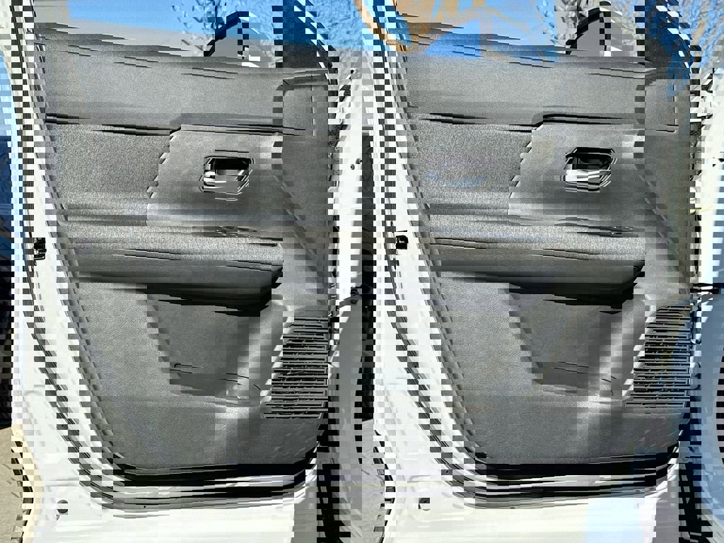 Used 2025 Nissan Kicks SV image 12