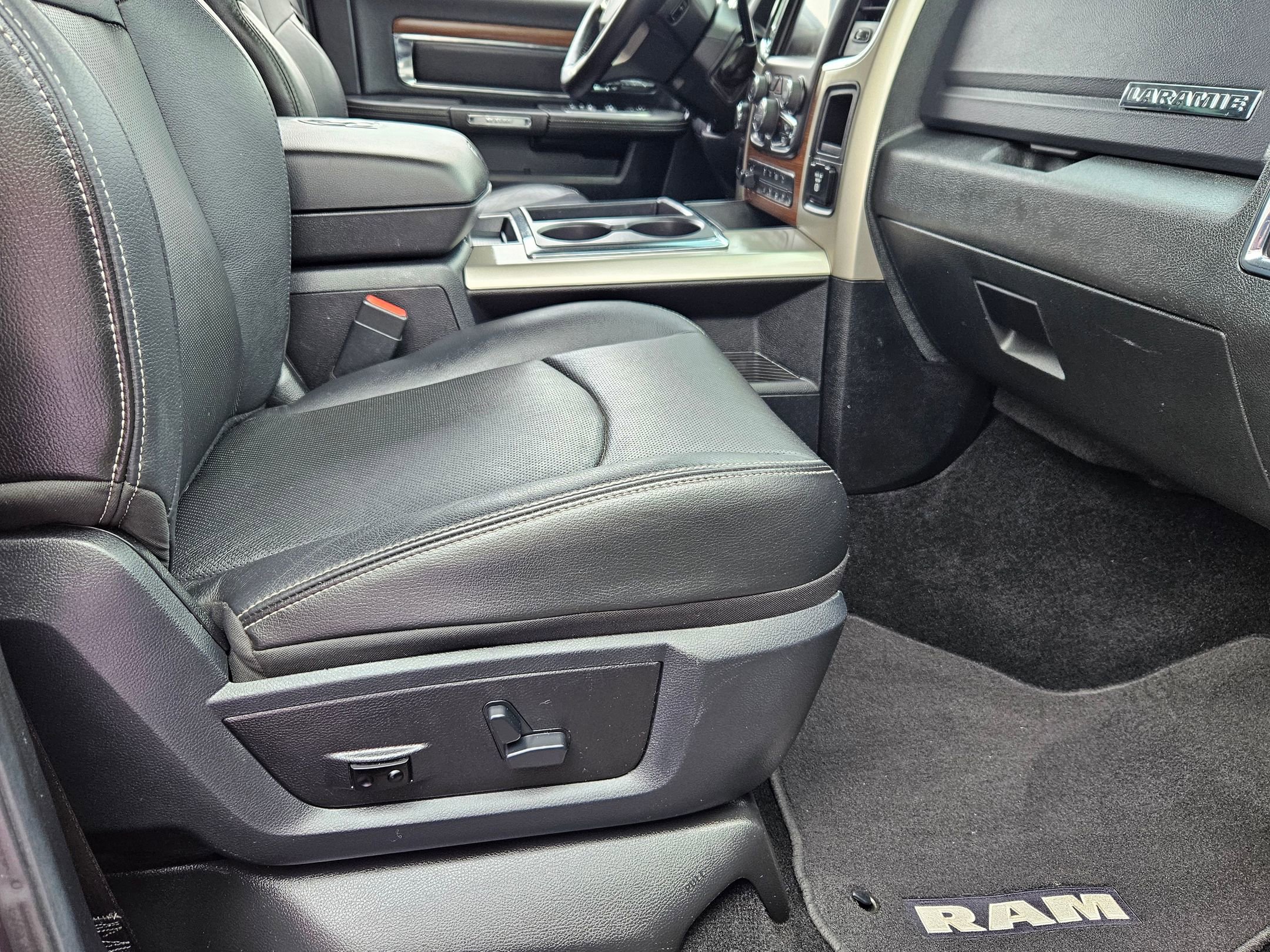Used 2014 RAM 2500 Laramie w/ Convenience Group AWD/4WD image 29