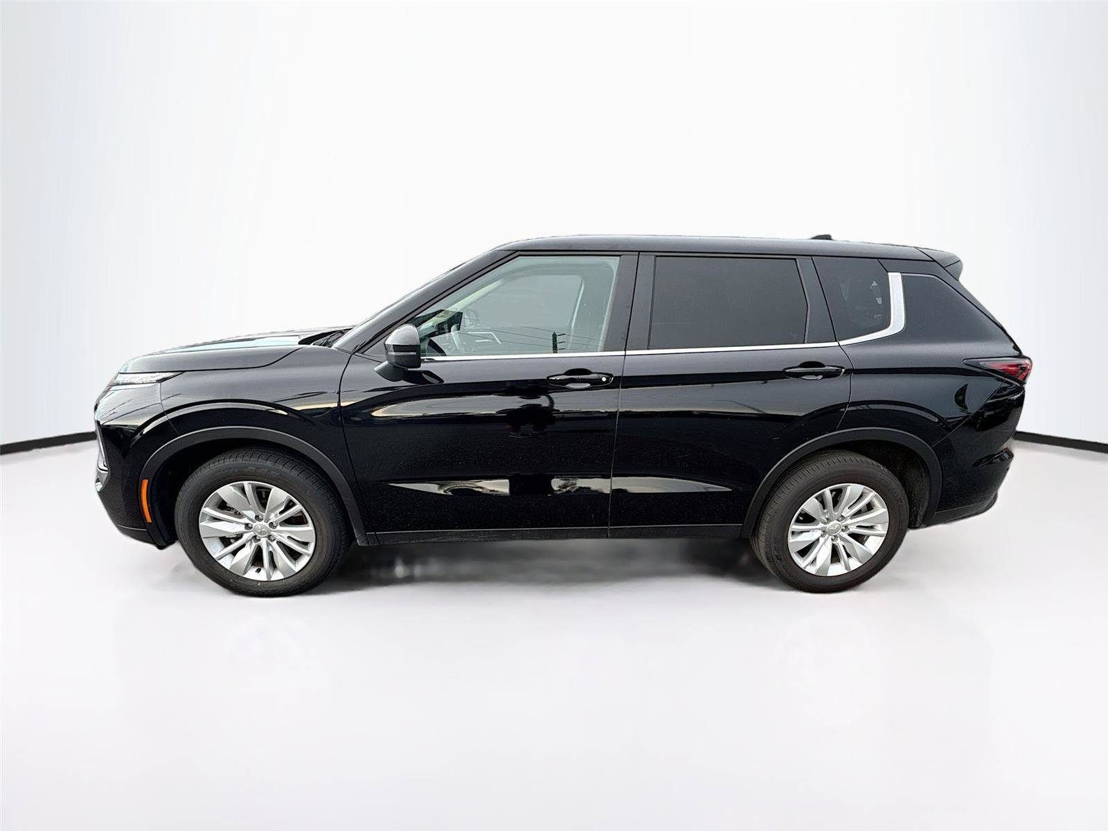 Used 2025 Mitsubishi Outlander ES FWD image 2