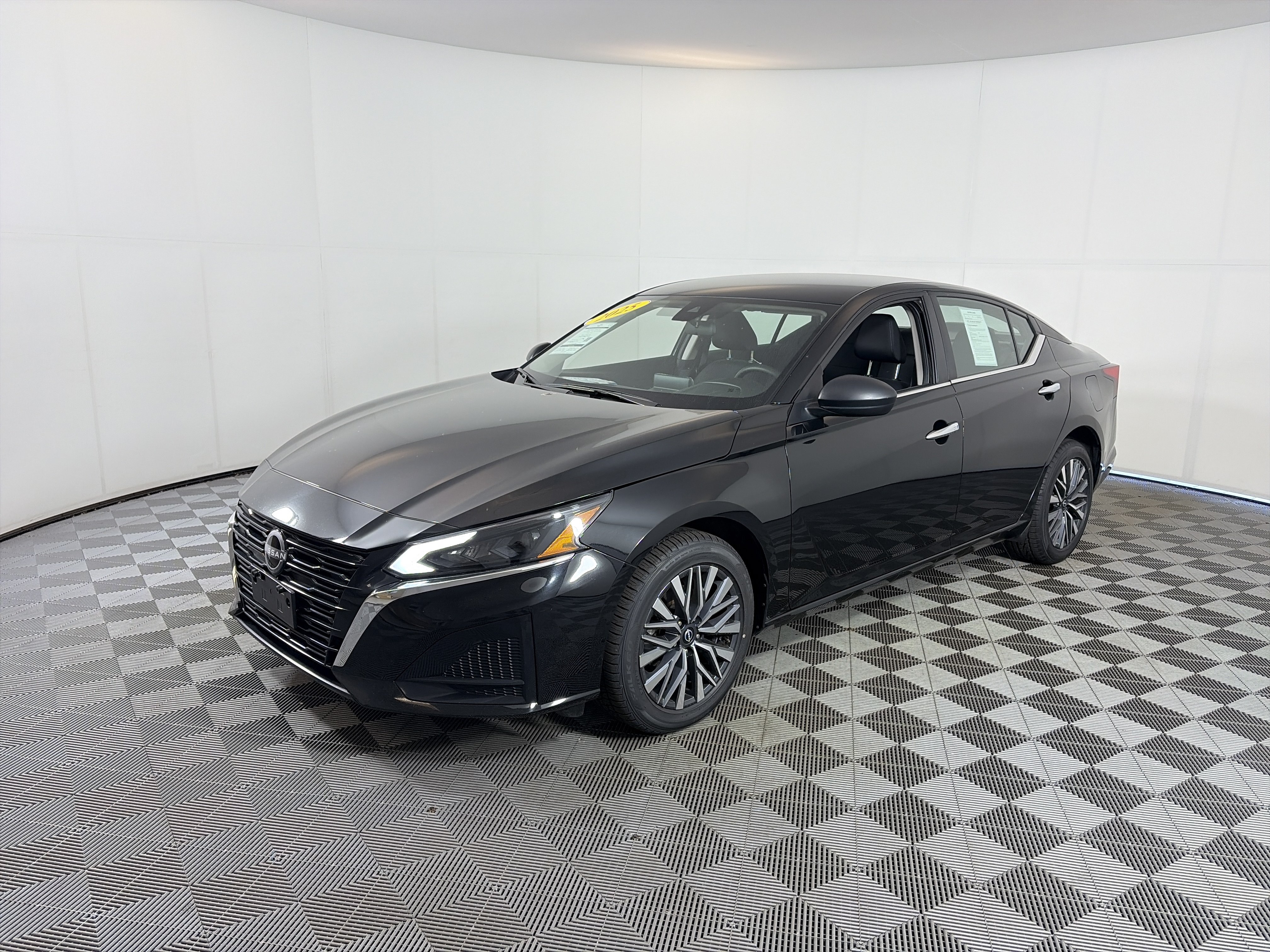 Used 2025 Nissan Altima 2.5 SV AWD/4WD image 2
