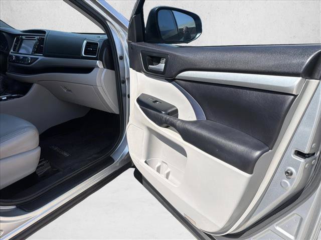 Used 2015 Toyota Highlander XLE FWD image 21