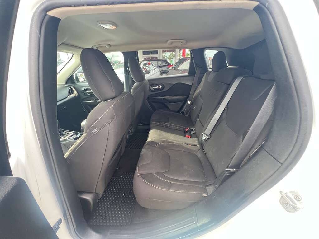 Used 2016 Jeep Cherokee Latitude w/ Cold Weather Group FWD image 7