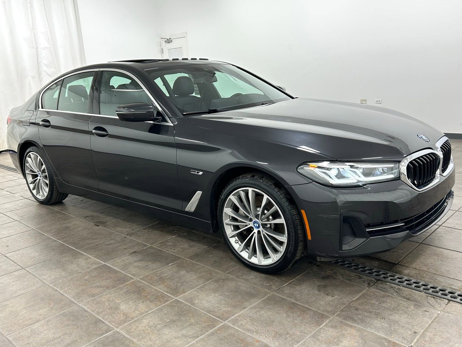 Used 2023 BMW 530e xDrive w/ Executive Package image 7