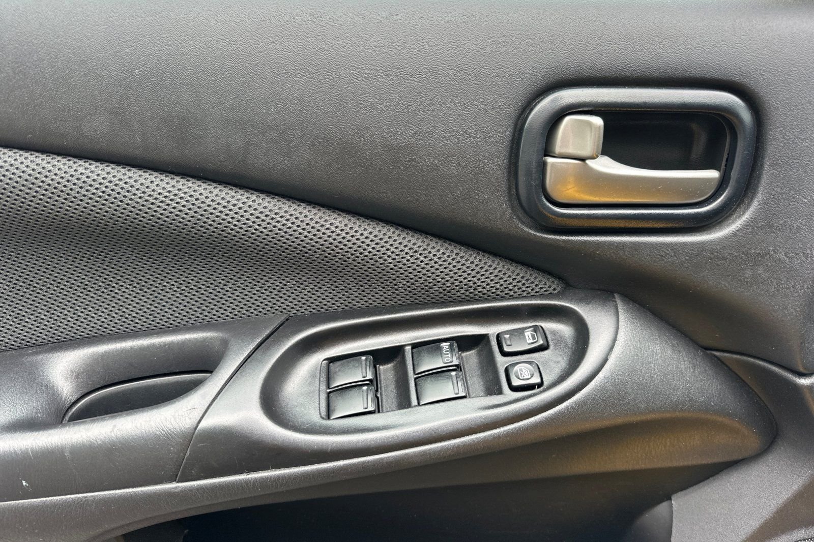 Used 2006 Nissan Sentra SE-R w/ (J01) Sunroof Pkg FWD image 11