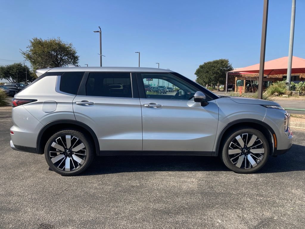 Used 2025 Mitsubishi Outlander SE FWD image 3