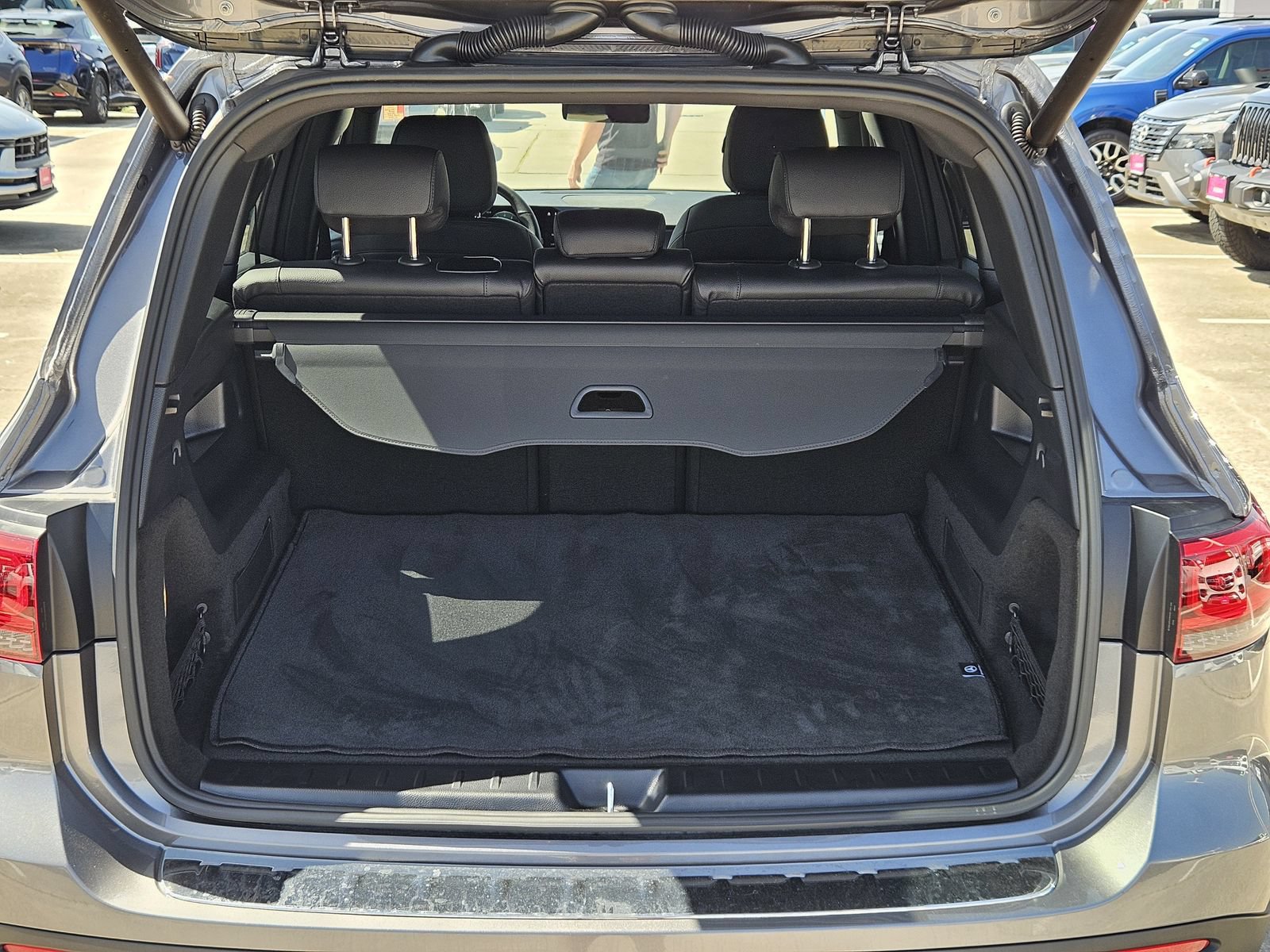 Used 2021 Mercedes-Benz GLB 250 w/ Premium Package image 17