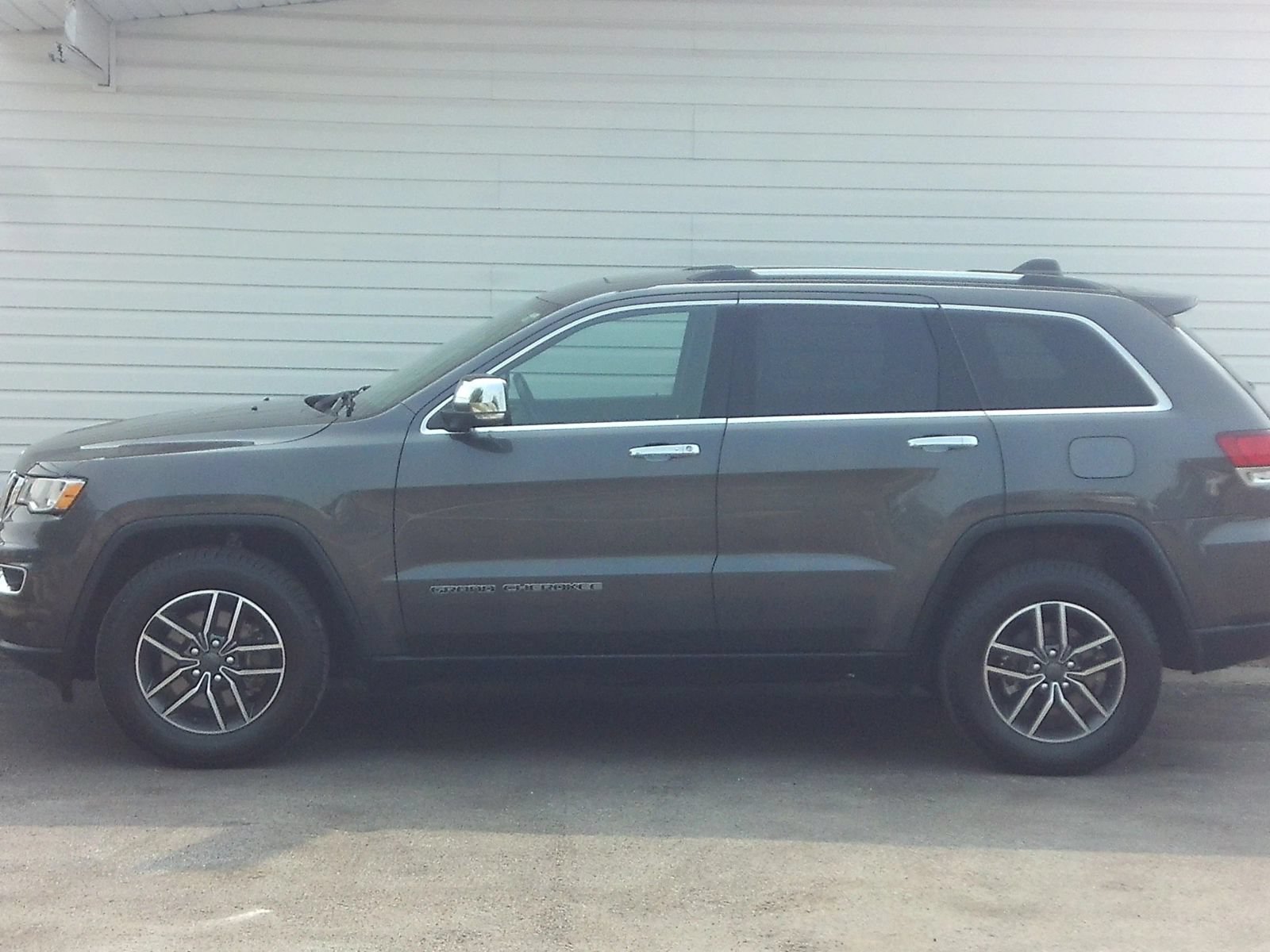 Used 2021 Jeep Grand Cherokee Limited AWD/4WD image 3