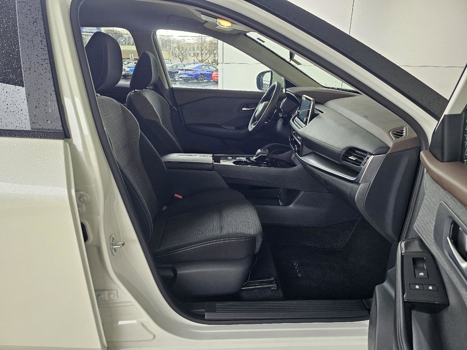 Used 2023 Nissan Rogue SV image 12