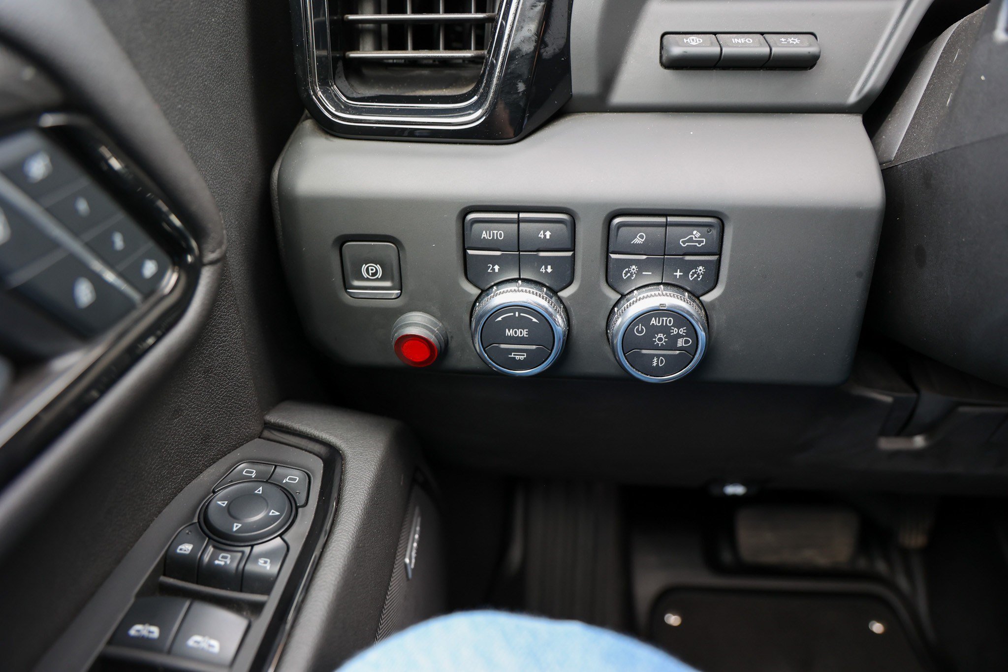 Used 2024 GMC Sierra 2500 AT4 w/ AT4 Premium Plus Package AWD/4WD image 27