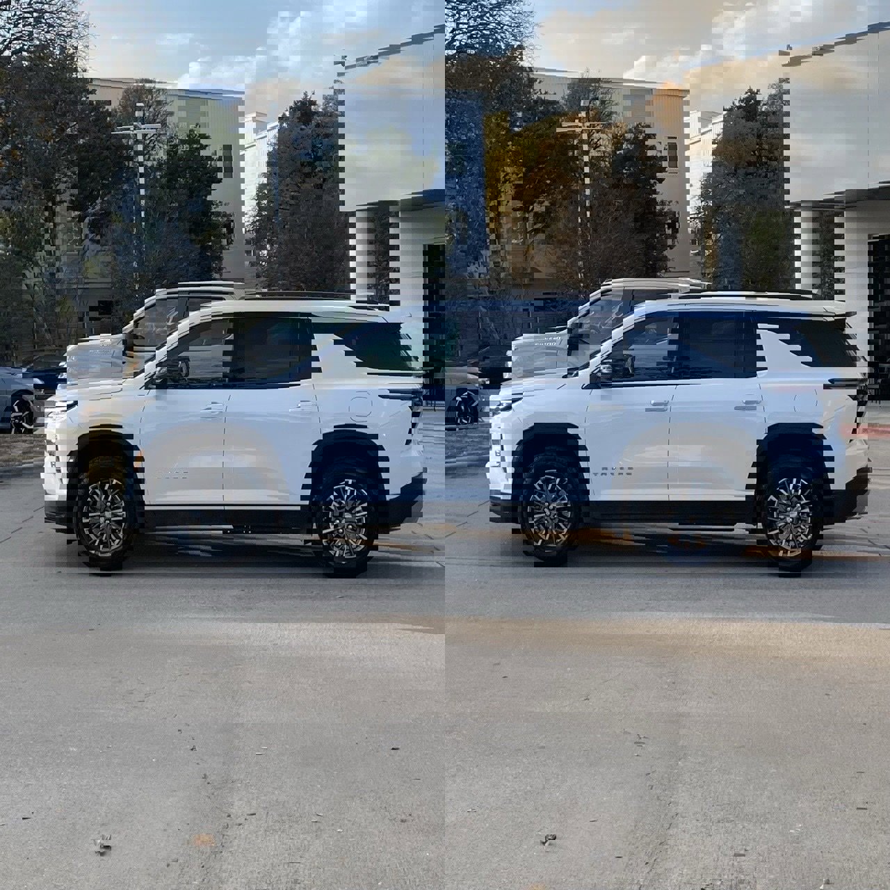 Used 2025 Chevrolet Traverse LT image 3