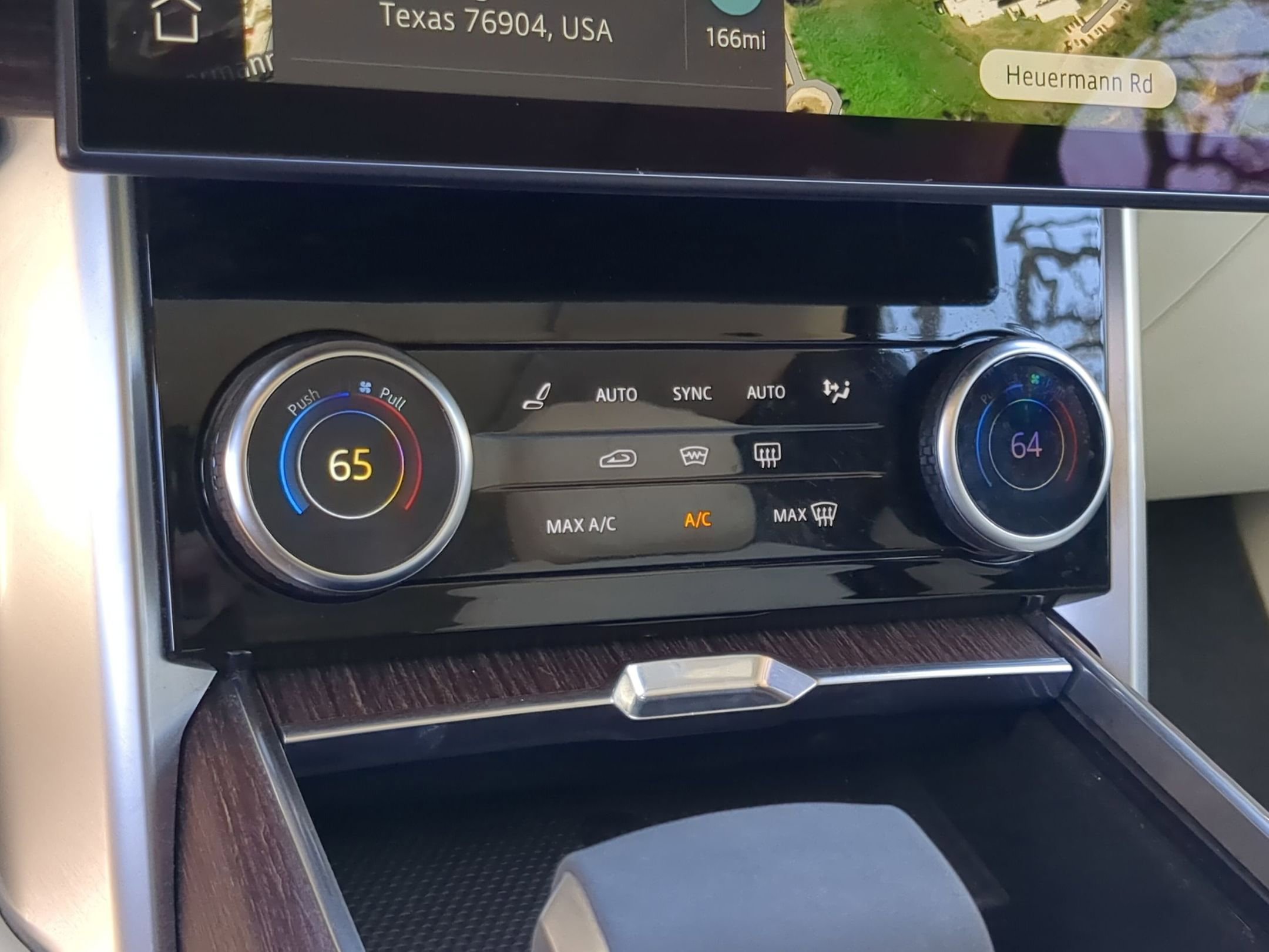 Used 2023 Land Rover Range Rover Long Wheelbase SE image 18