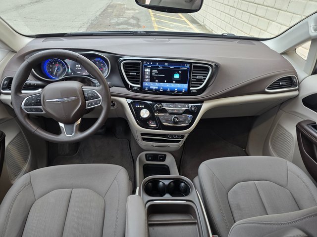 Used 2021 Chrysler Pacifica Touring image 2