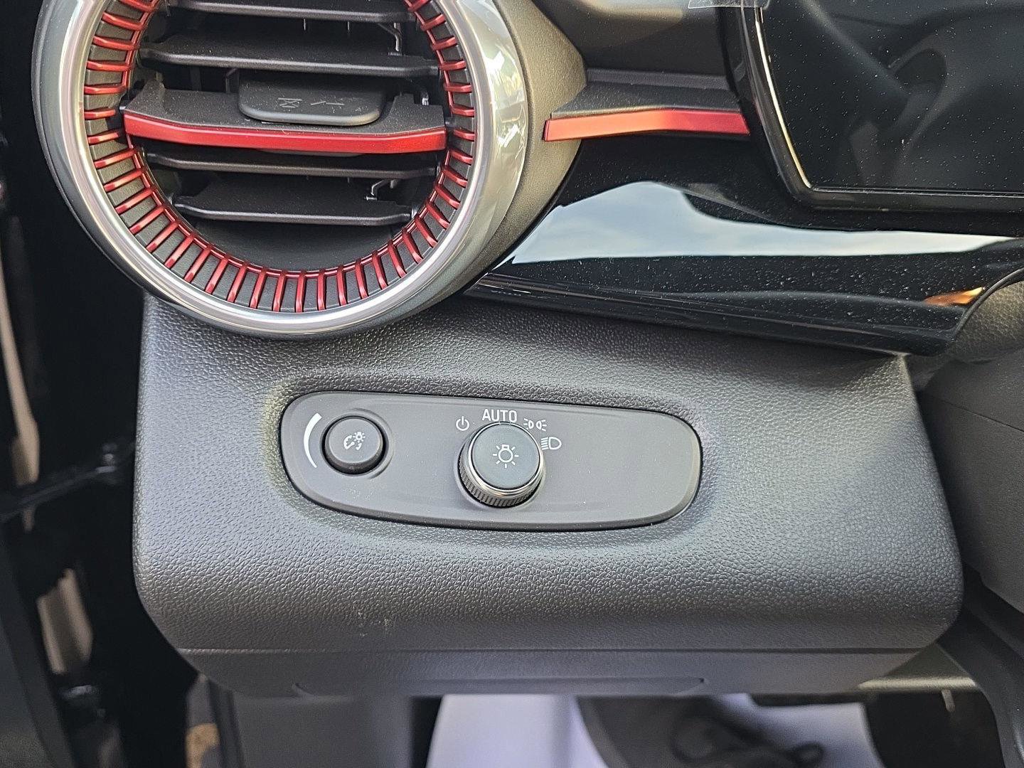 New 2025 Chevrolet Trax RS w/ Sunroof Package image 18