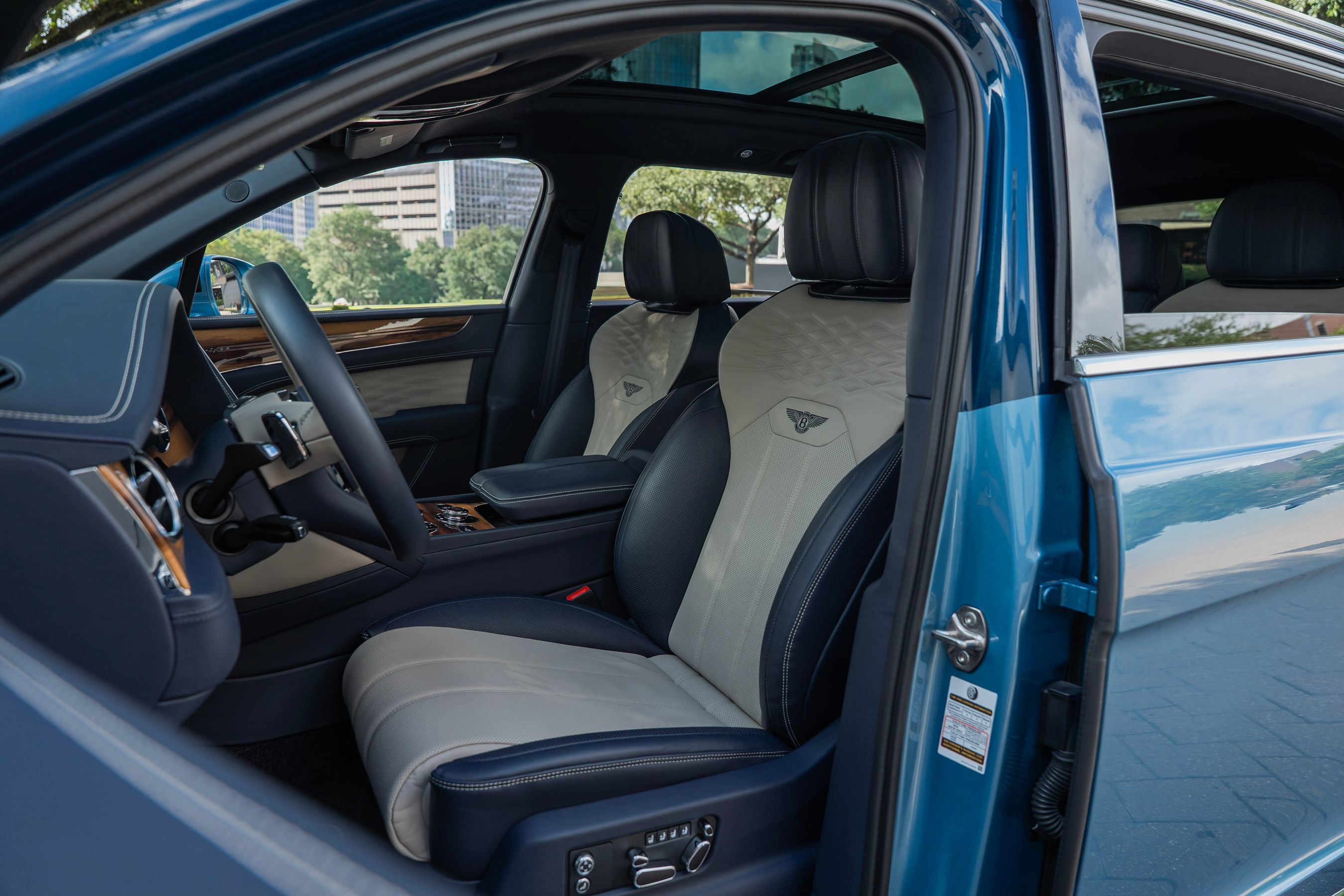 Certified 2025 Bentley Bentayga Extended Wheelbase AWD/4WD image 8