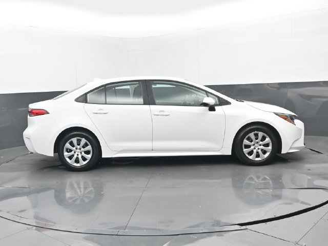 Used 2025 Toyota Corolla LE FWD image 2
