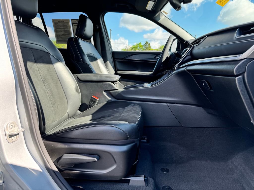 Used 2024 Jeep Grand Cherokee Altitude image 10