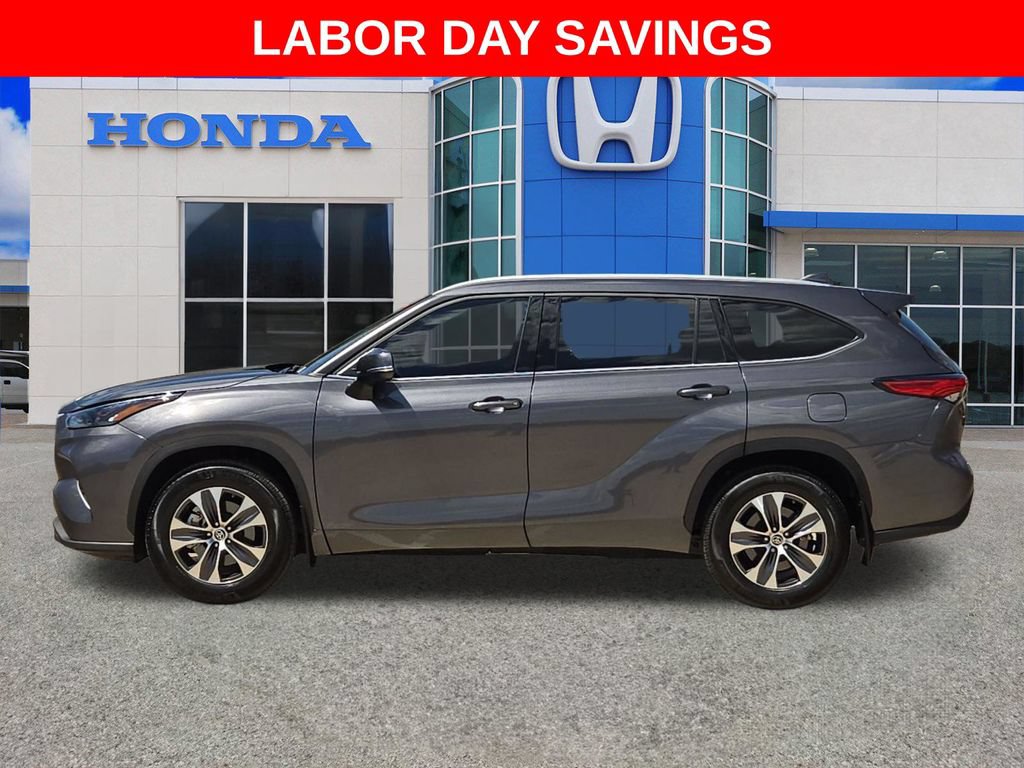 Used 2022 Toyota Highlander XLE FWD image 6