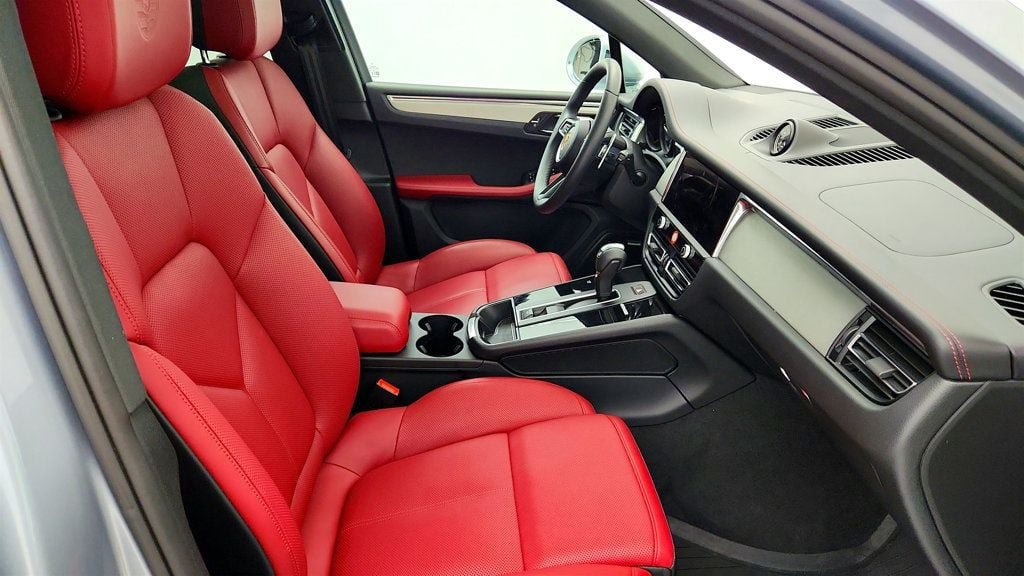 Used 2025 Porsche Macan AWD/4WD image 25