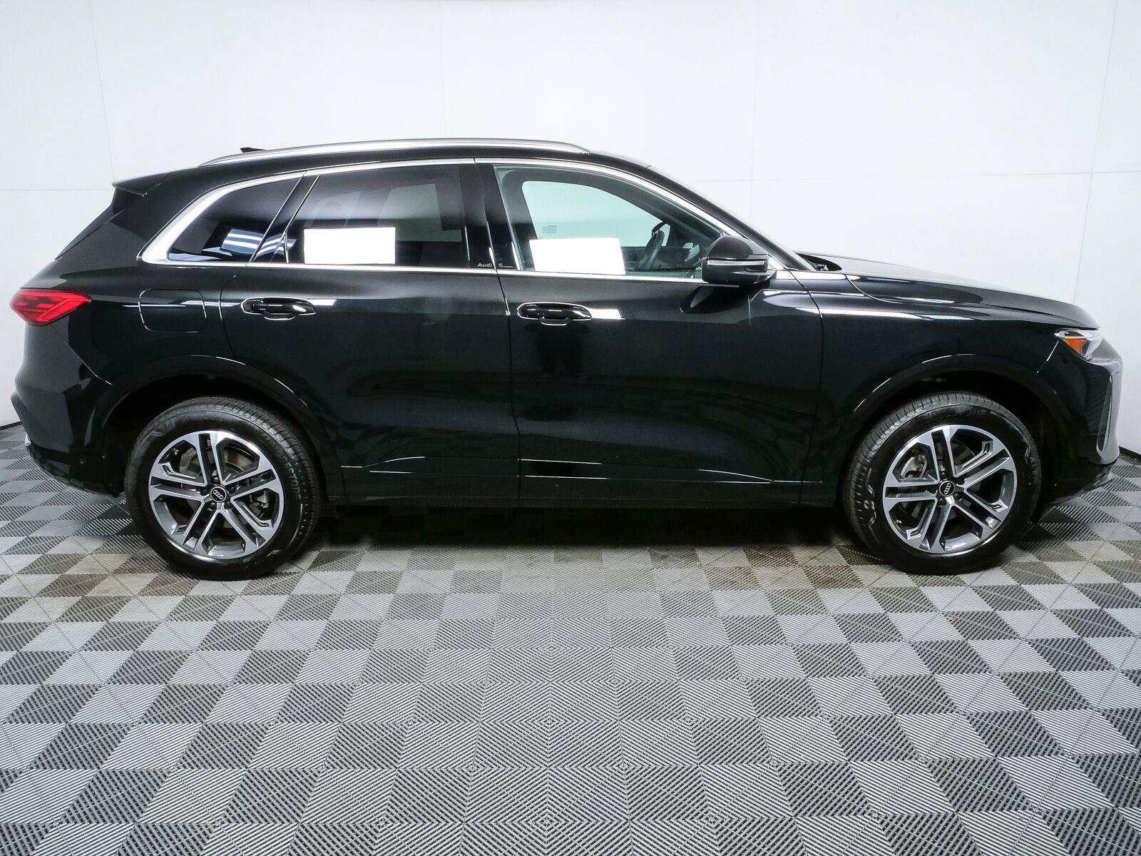 Used 2025 Audi Q5 Premium w/ Convenience Package AWD/4WD image 2