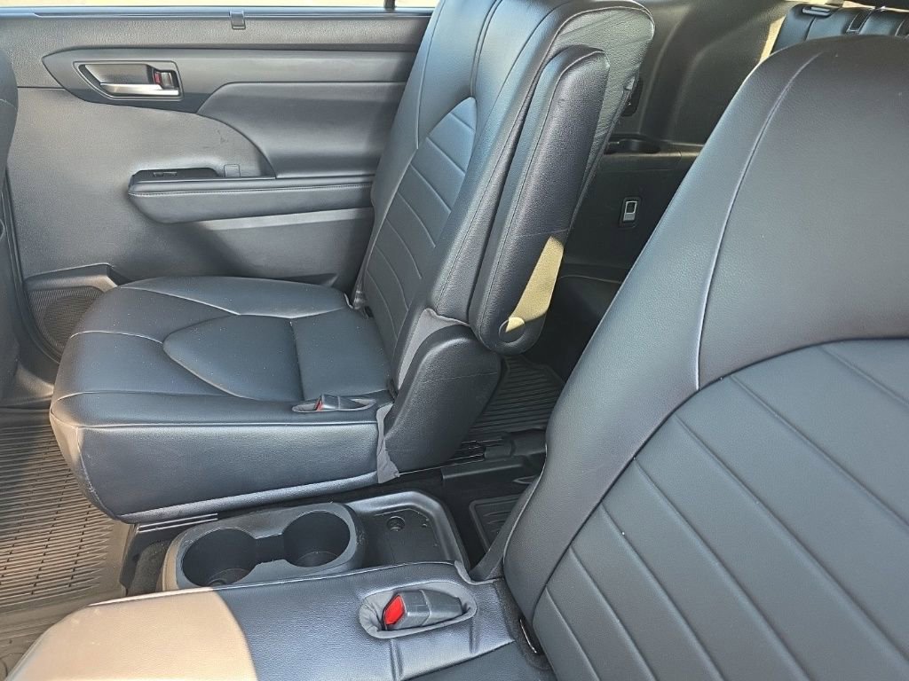 Used 2022 Toyota Highlander XLE image 17