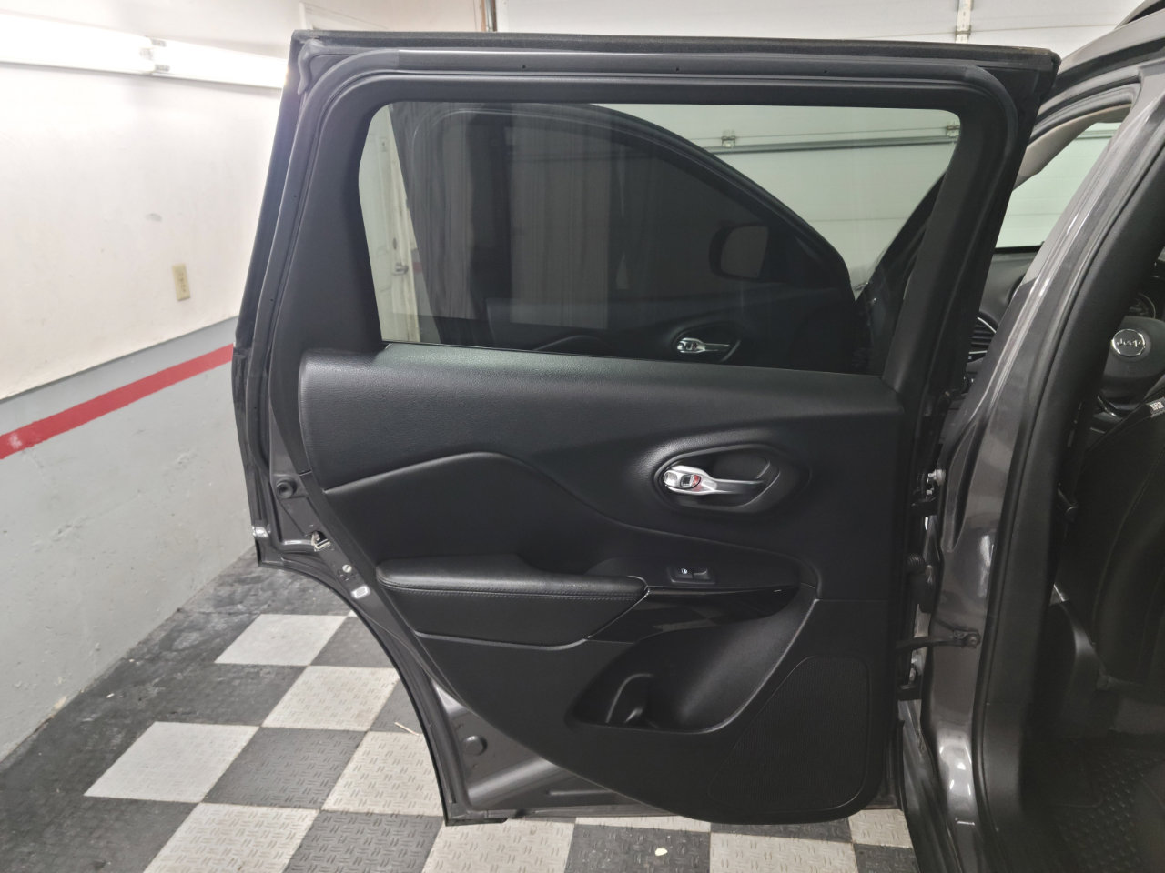 Used 2019 Jeep Cherokee Latitude Plus image 6