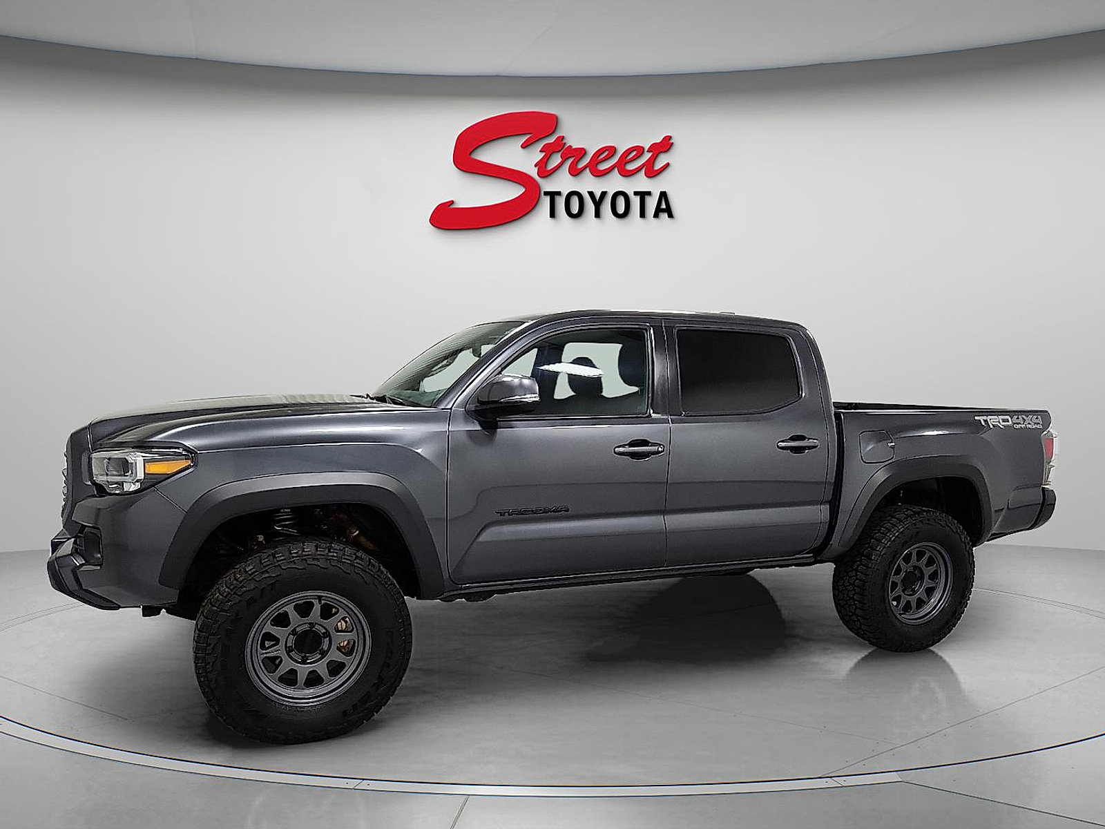 Certified 2022 Toyota Tacoma TRD Off-Road AWD/4WD image 2