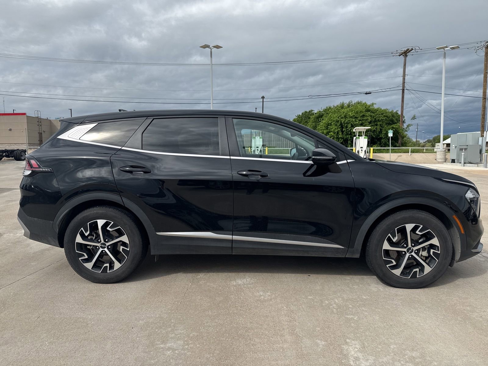 Used 2023 Kia Sportage EX image 2