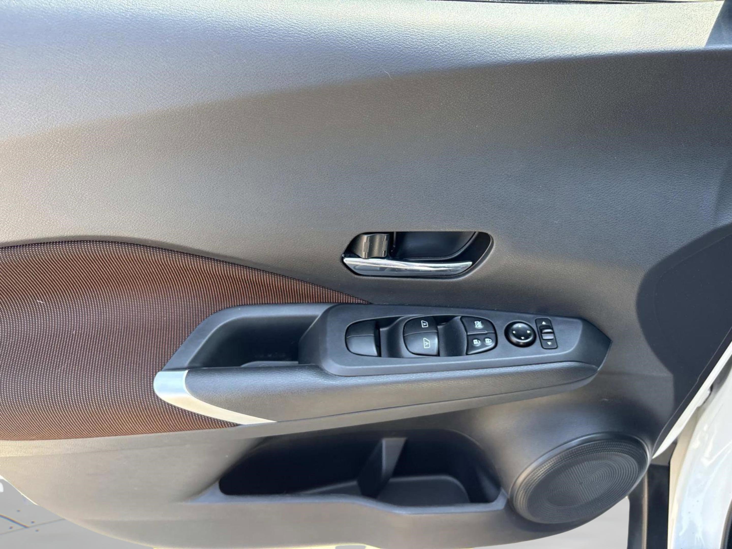 Used 2021 Nissan Kicks SR image 21