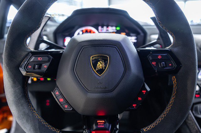 Used 2018 Lamborghini Huracan Performante AWD/4WD image 12