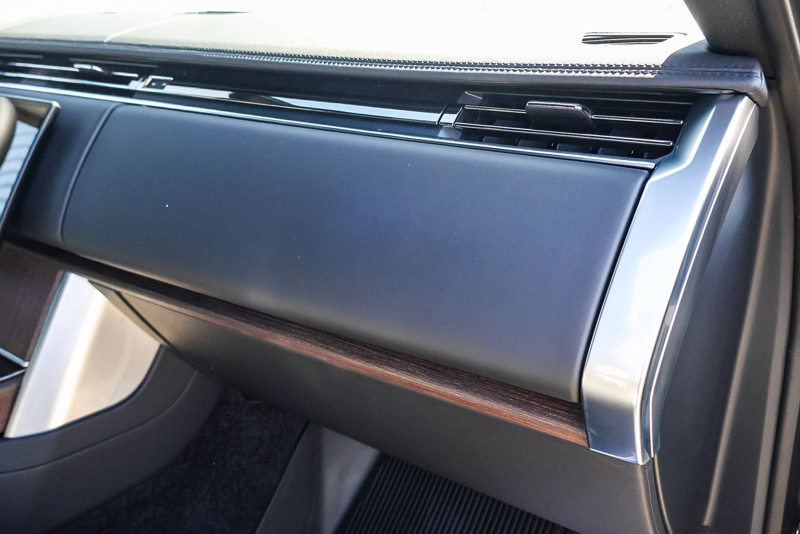 New 2025 Land Rover Range Rover SE image 18