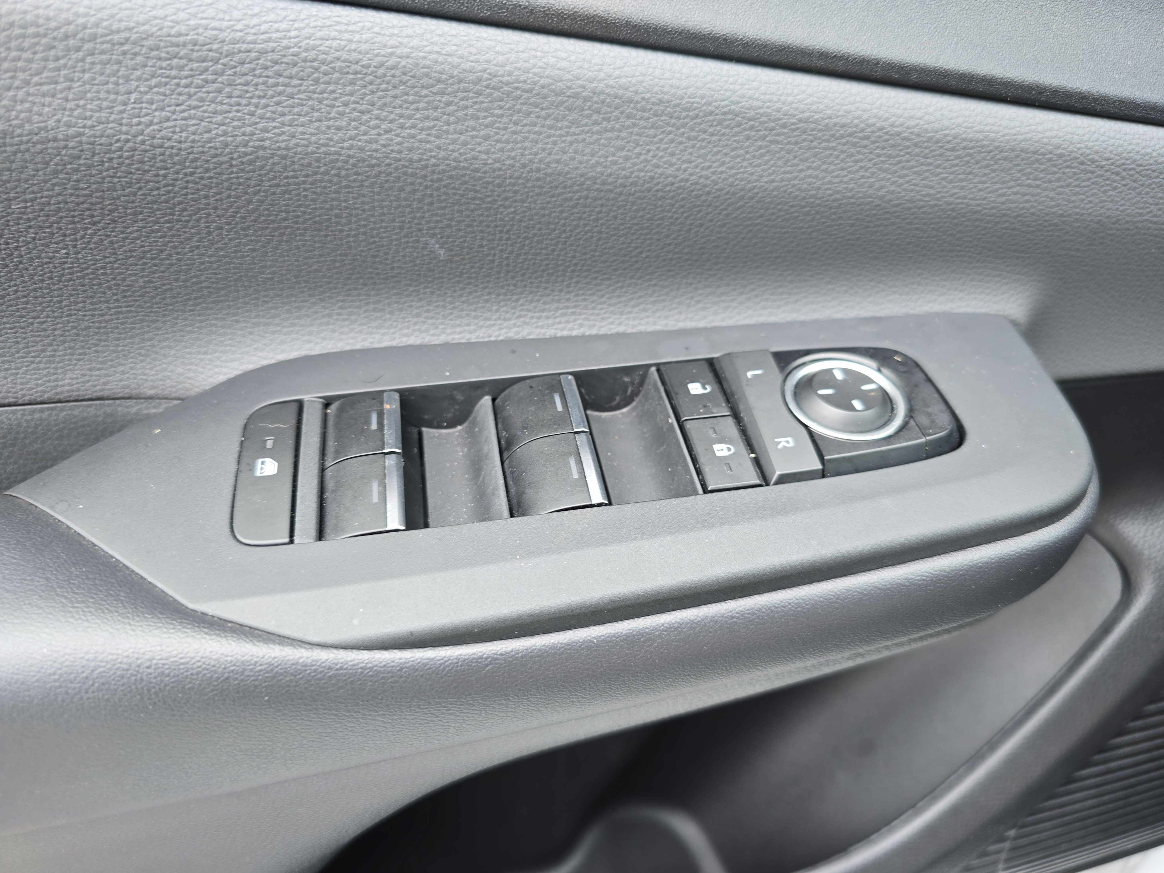 Used 2025 Toyota Prius XLE FWD image 25