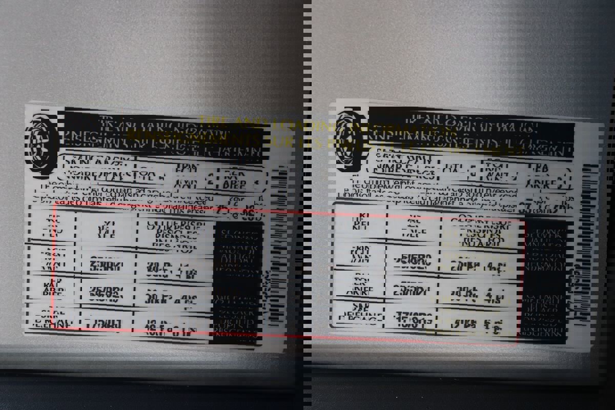 Used 2018 Land Rover Range Rover Velar R-Dynamic SE image 58