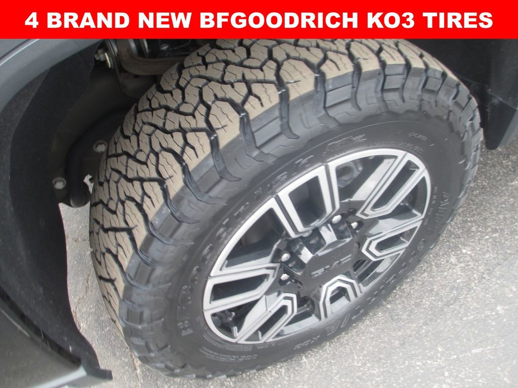 Used 2020 GMC Sierra 2500 AT4 w/ AT4 Premium Package AWD/4WD image 3
