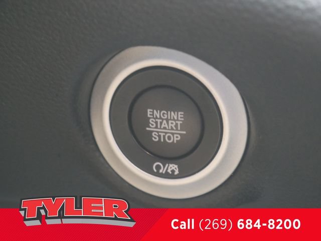 Used 2025 Chrysler Pacifica Limited FWD image 28