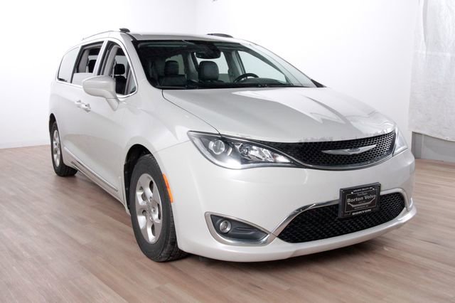 Used 2017 Chrysler Pacifica Touring-L Plus image 3