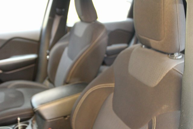 Used 2017 Jeep Cherokee Latitude w/ Comfort & Convenience Group image 19