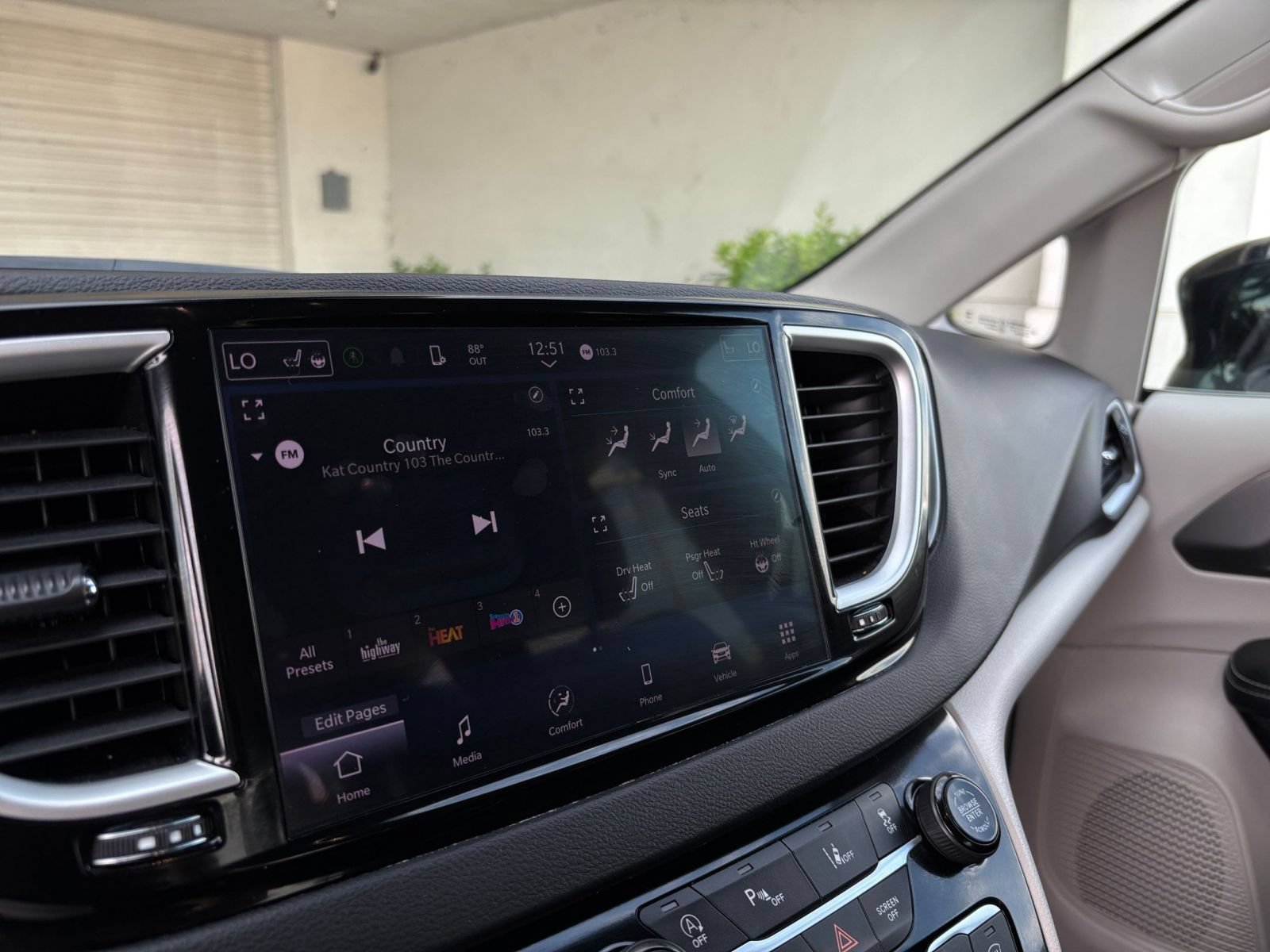 Used 2024 Chrysler Pacifica Touring-L FWD image 19