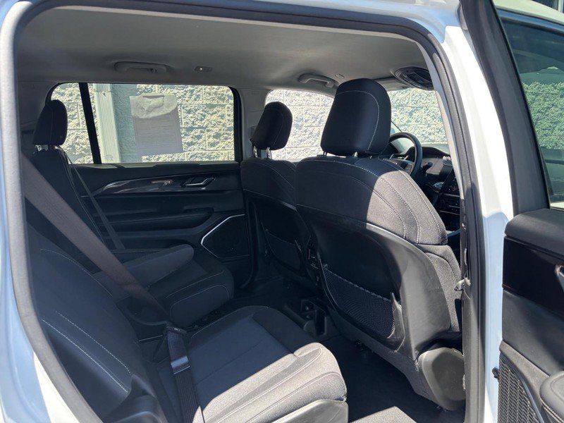 Used 2022 Jeep Grand Cherokee L Laredo w/ Luxury Tech Group I AWD/4WD image 12