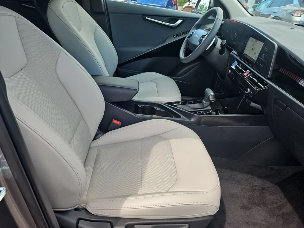 Used 2025 Kia Niro EX Touring FWD image 21