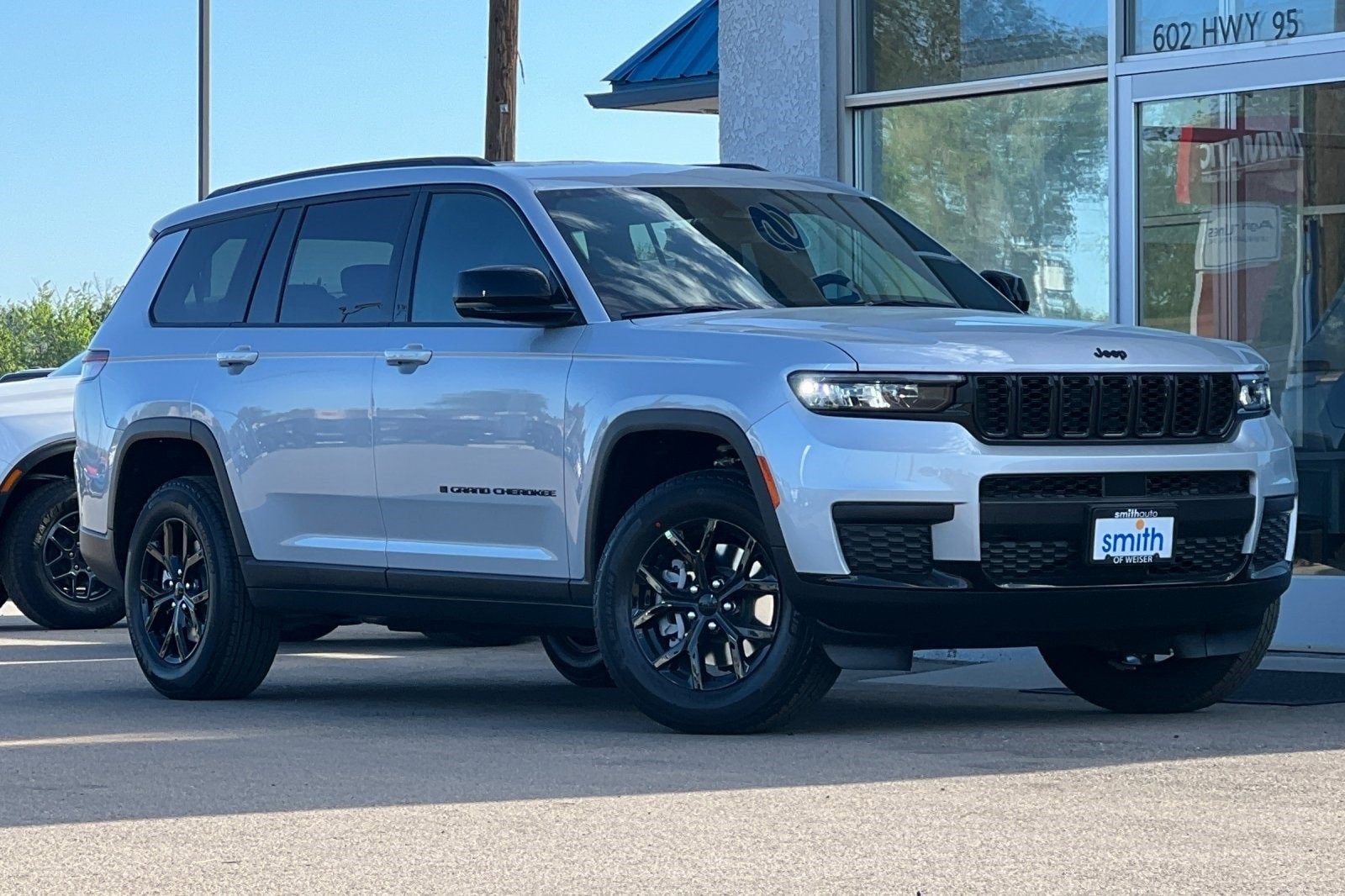 New 2025 Jeep Grand Cherokee L Laredo image 2