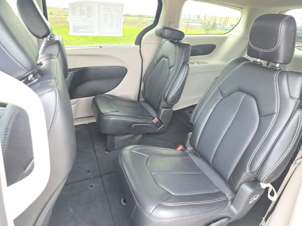 Used 2024 Chrysler Pacifica Touring-L image 16