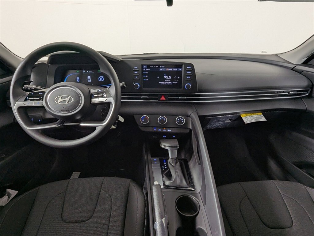Certified 2025 Hyundai Elantra SE image 15