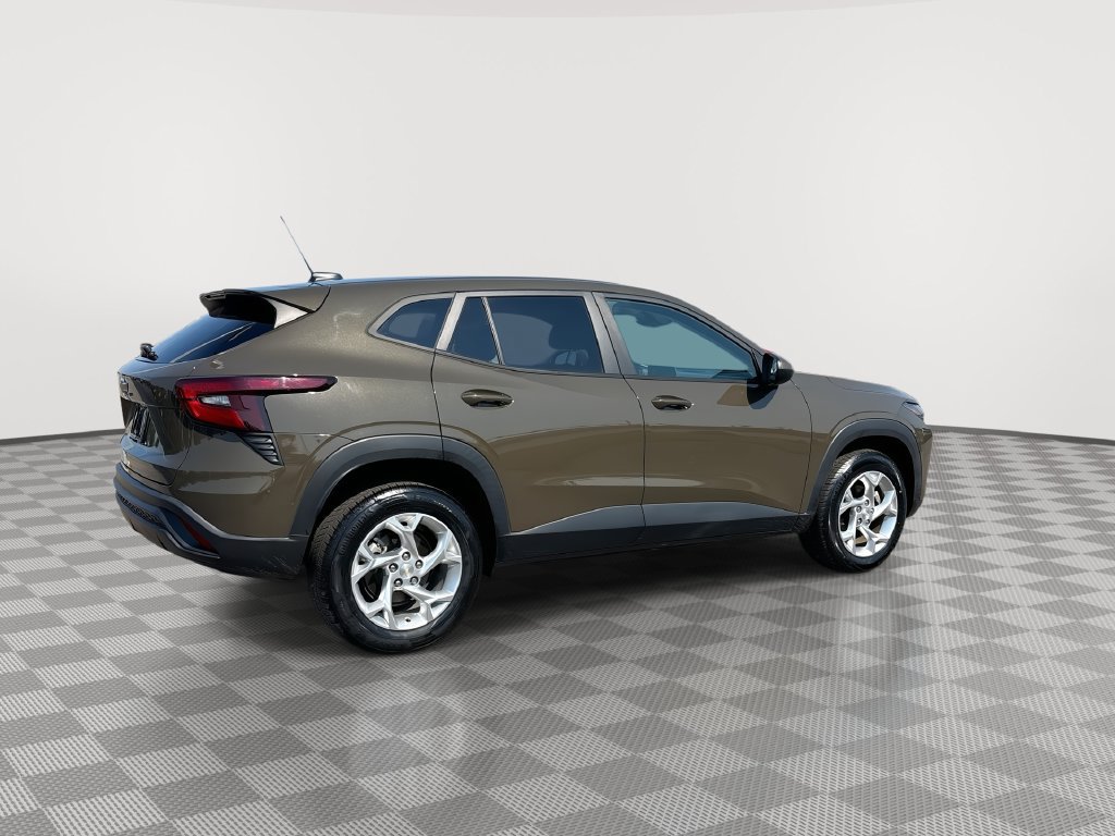Used 2024 Chevrolet Trax LS w/ LS Convenience Package FWD image 12