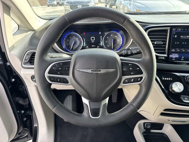 Used 2024 Chrysler Pacifica Touring-L image 21