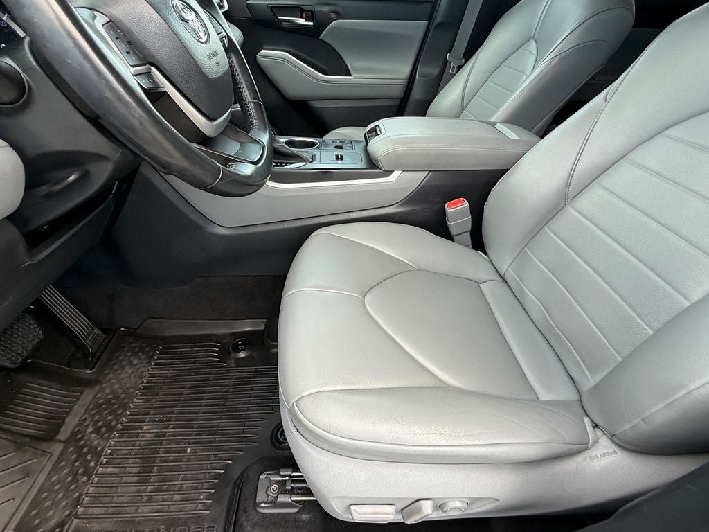 Used 2023 Toyota Highlander XLE FWD image 12