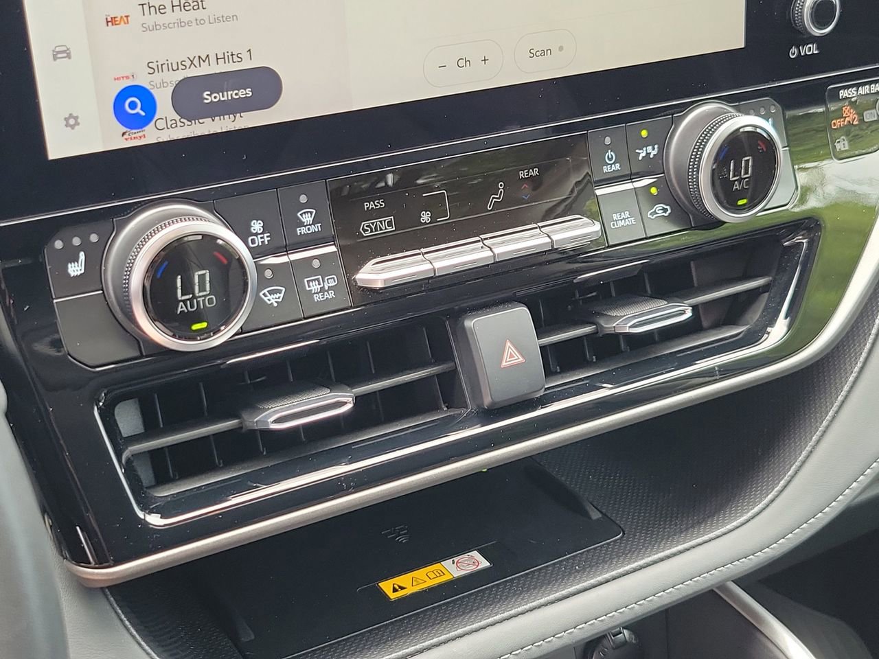 Used 2025 Toyota Highlander XLE FWD image 28