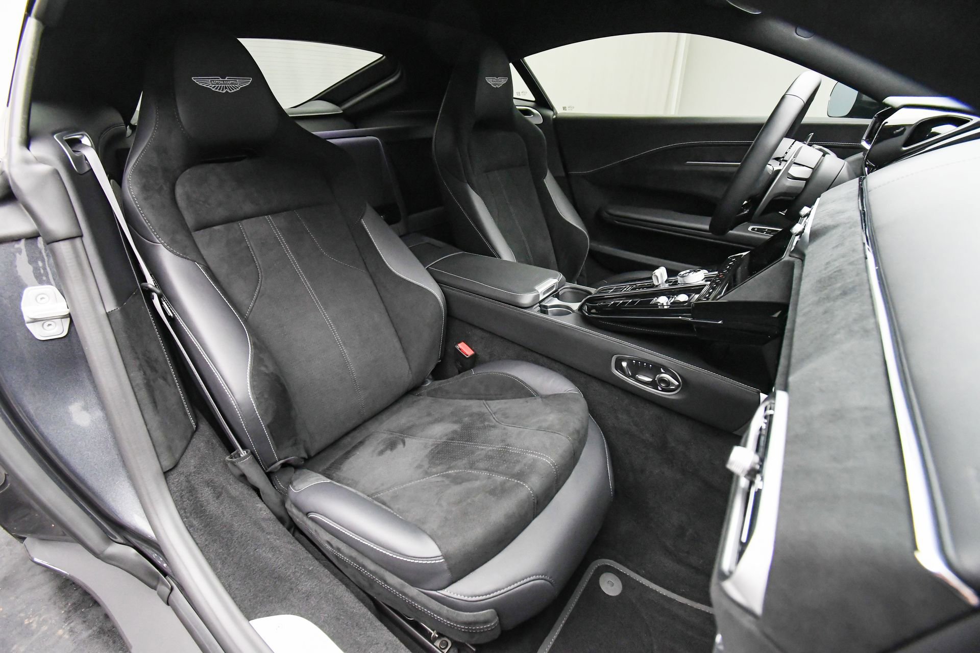 Used 2025 Aston Martin V8 Vantage Coupe image 16