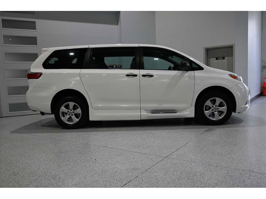 Used 2015 Toyota Sienna L FWD image 5