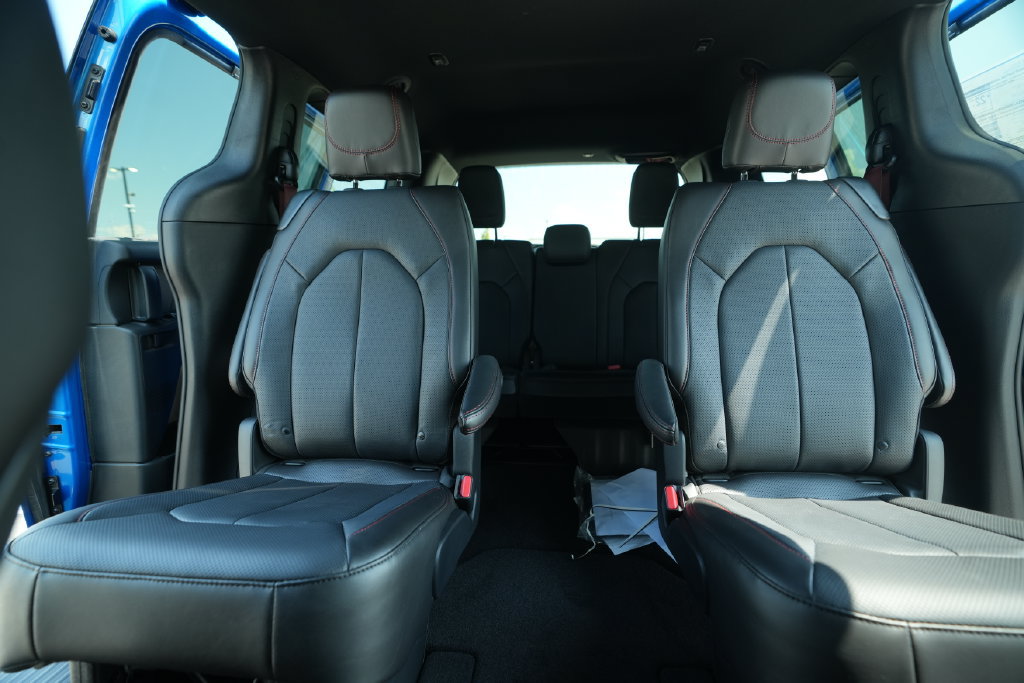 New 2027 Chrysler Pacifica Select FWD image 36