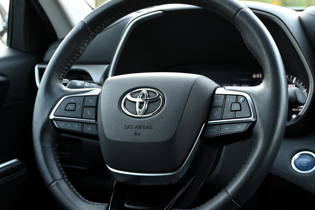 Used 2021 Toyota Highlander XLE image 27
